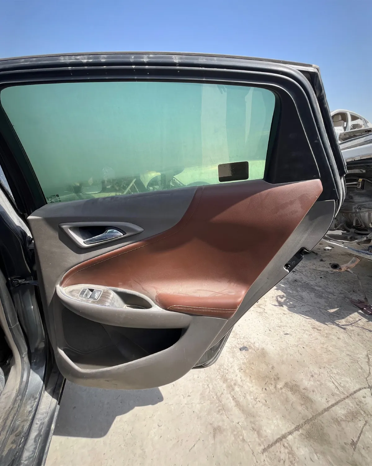ديكور باب خلفي (جهة الراكب)
