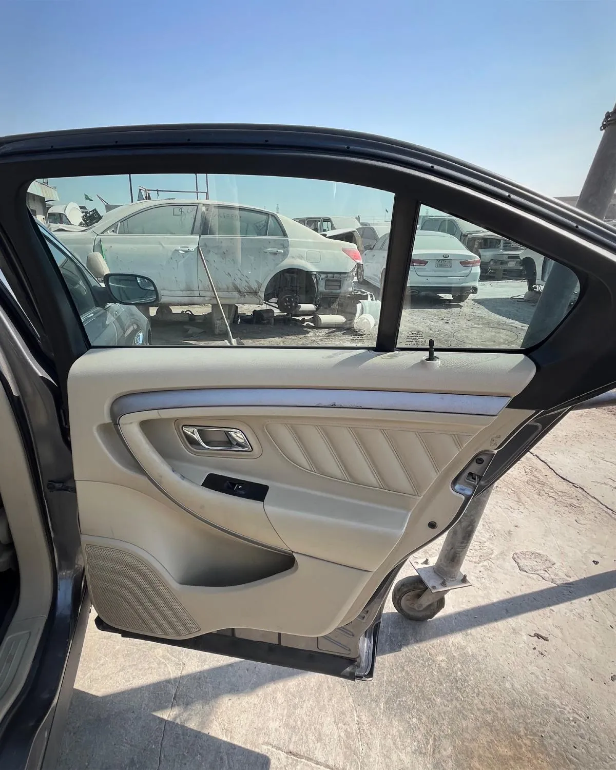 ديكور باب خلفي (جهة الراكب)