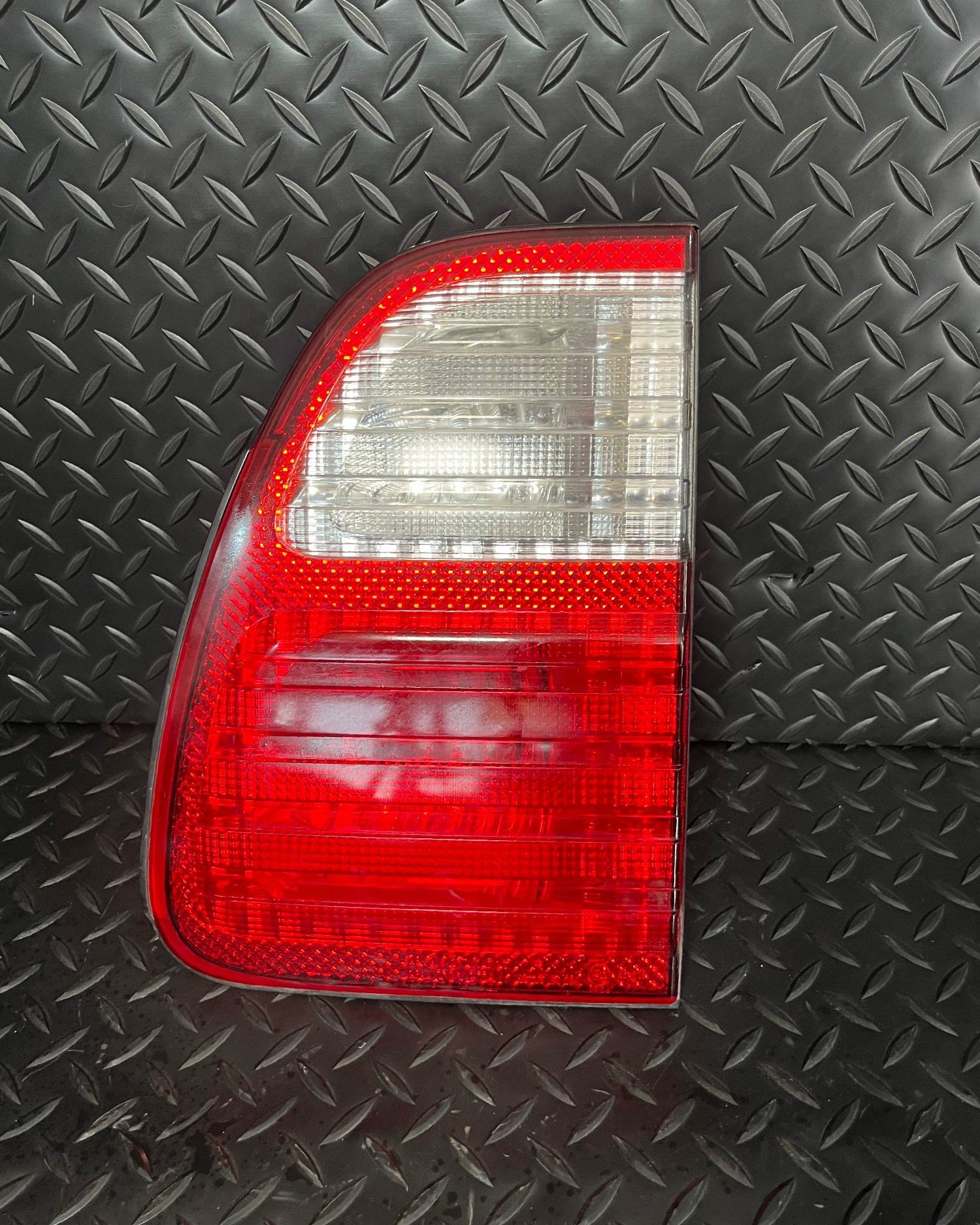 إصطب خلفي وسط (يمين)