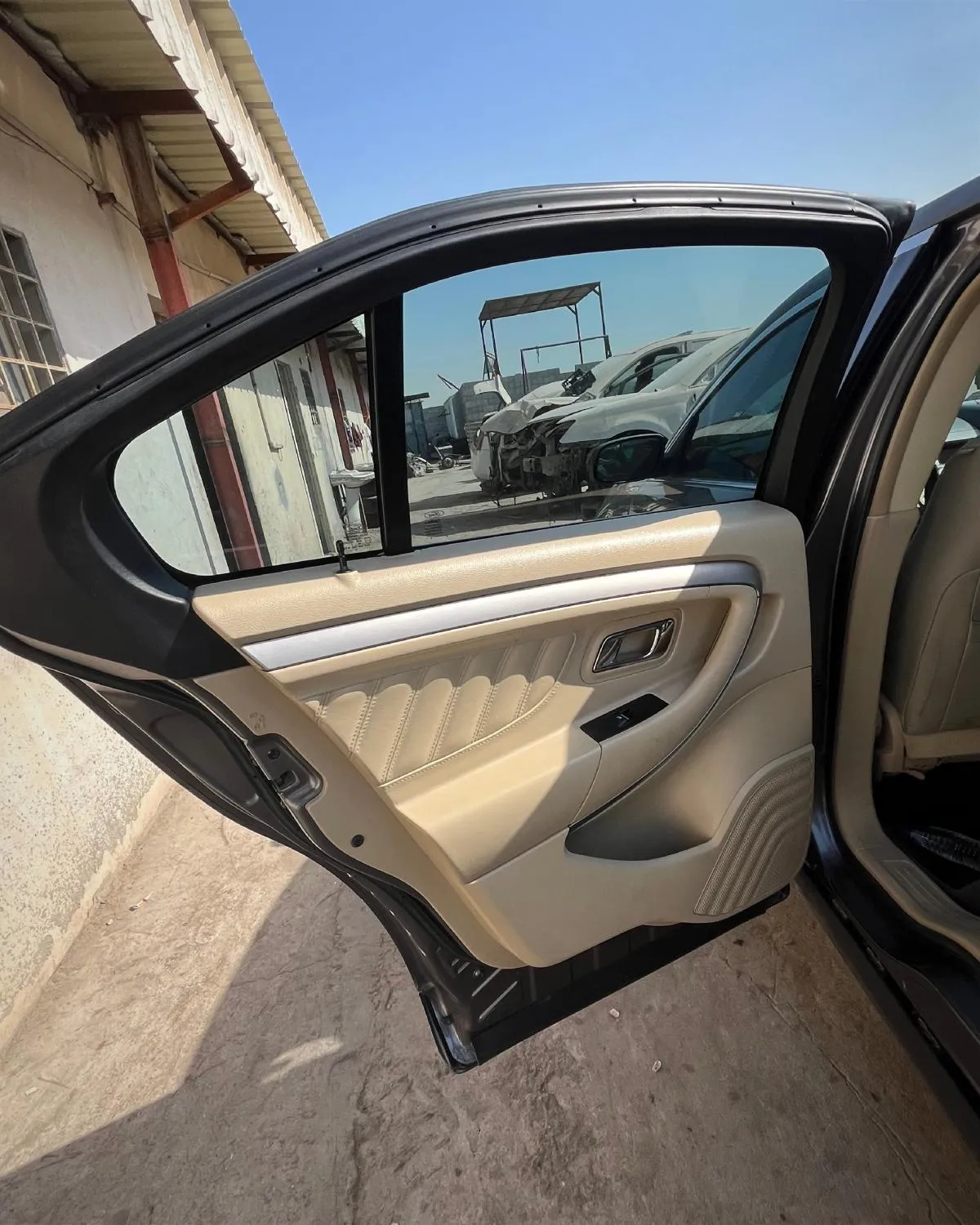 ديكور باب خلفي (جهة السائق)