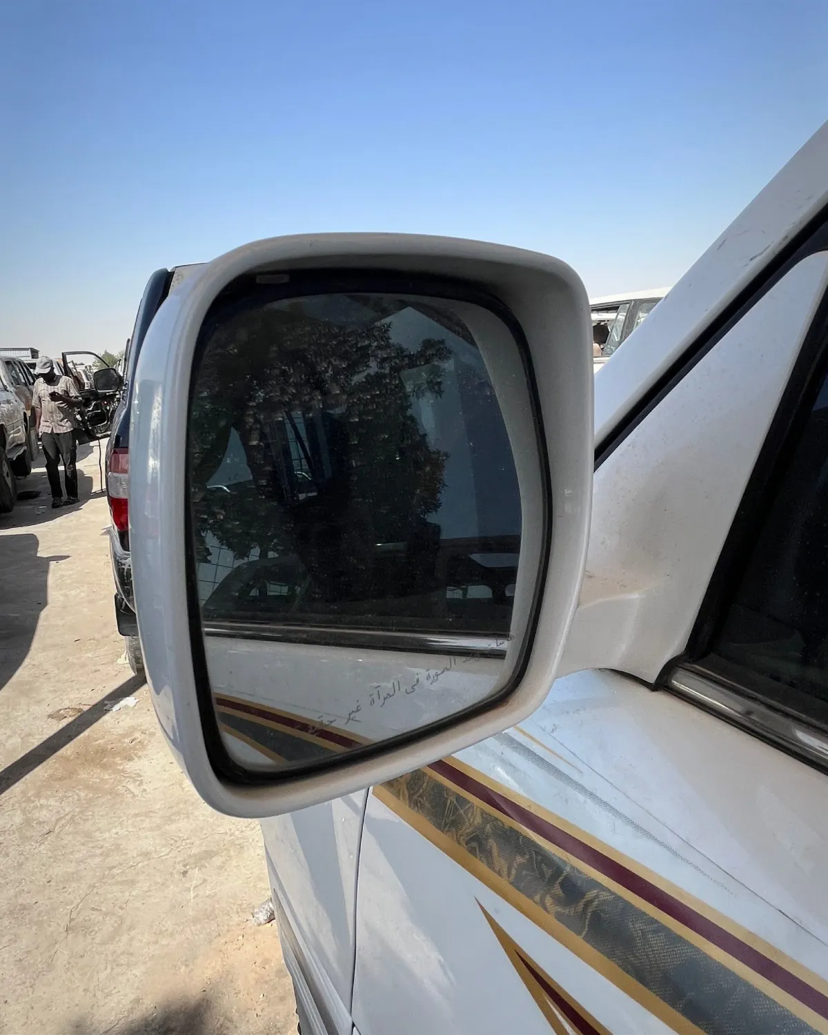 مراية جانبية (يسار) مع إشارة