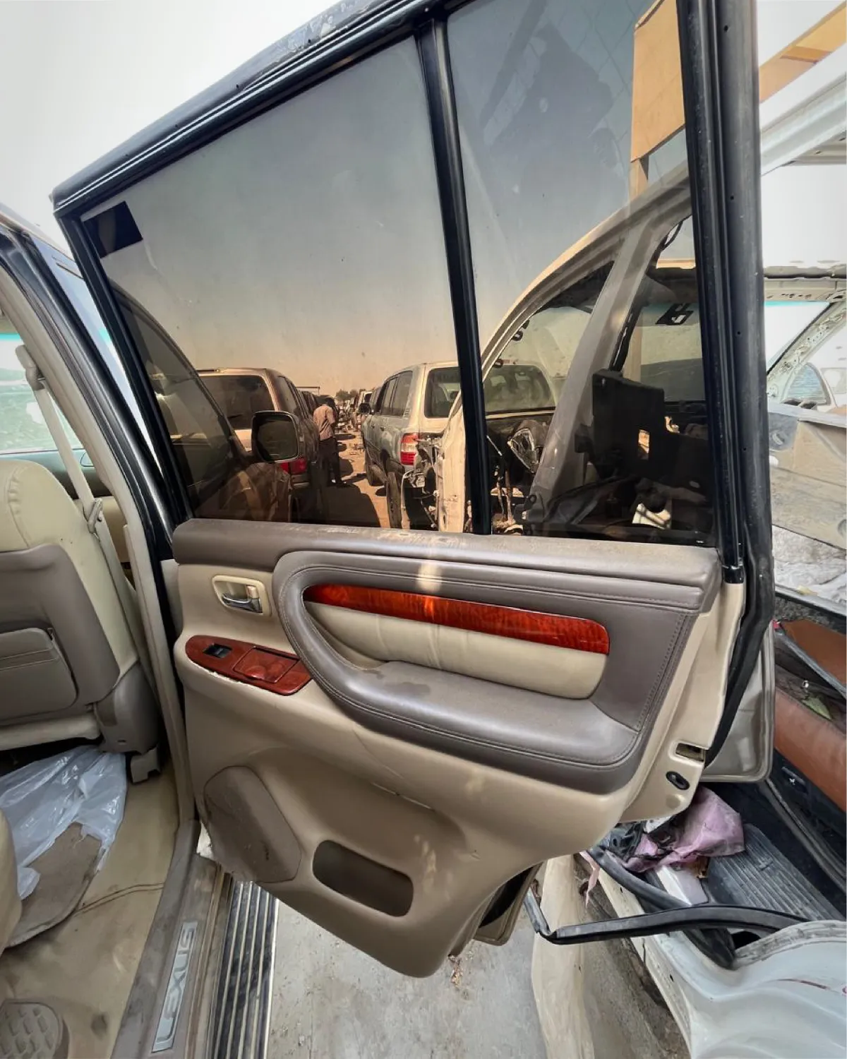 ديكور باب خلفي (جهة الراكب)