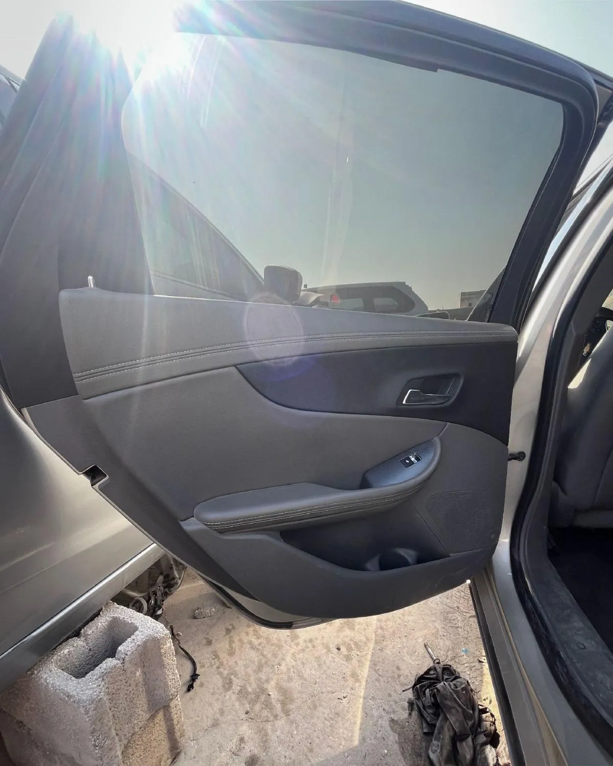 ديكور باب خلفي (جهة السائق)