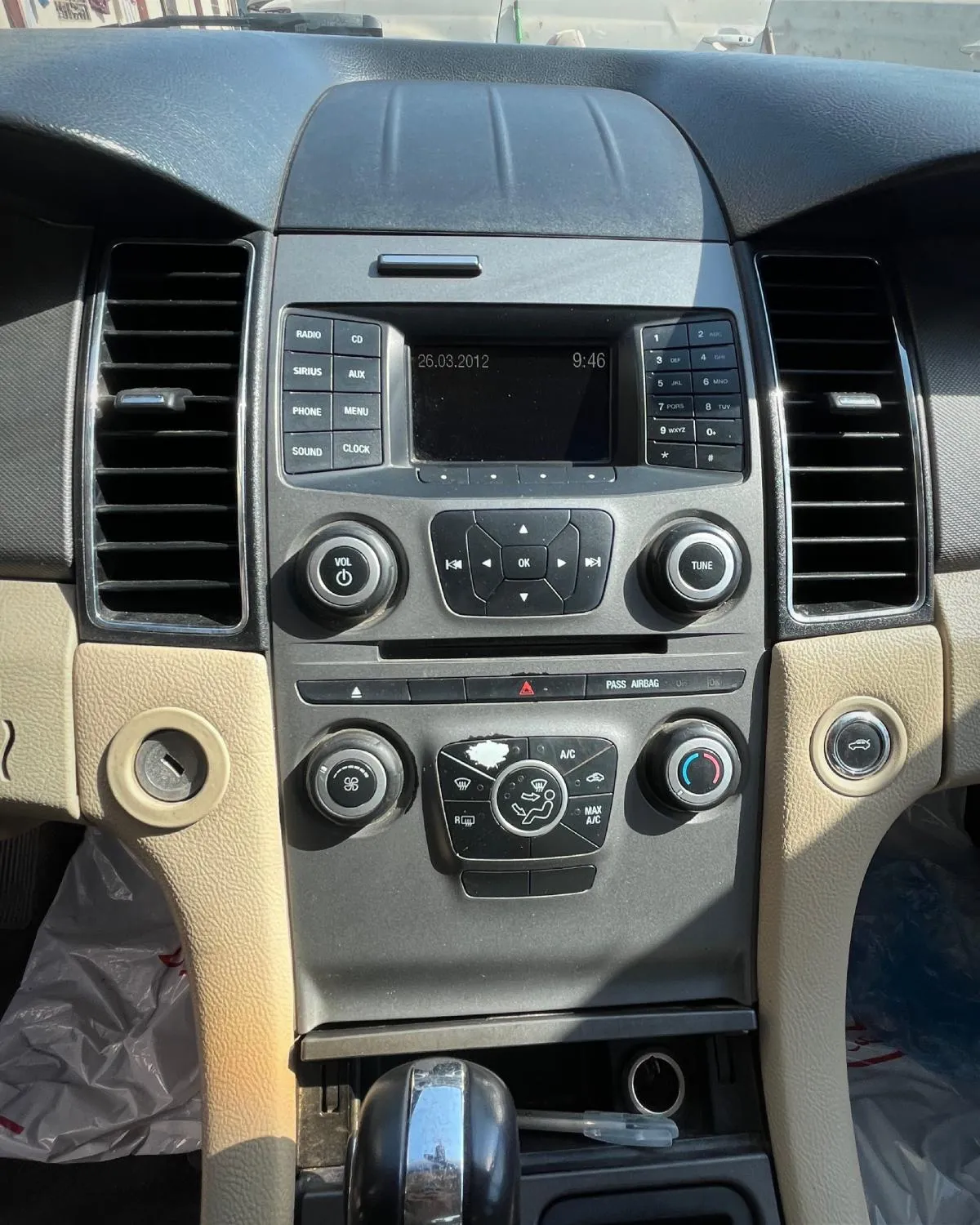 ريش مكيف (وسط-يسار)