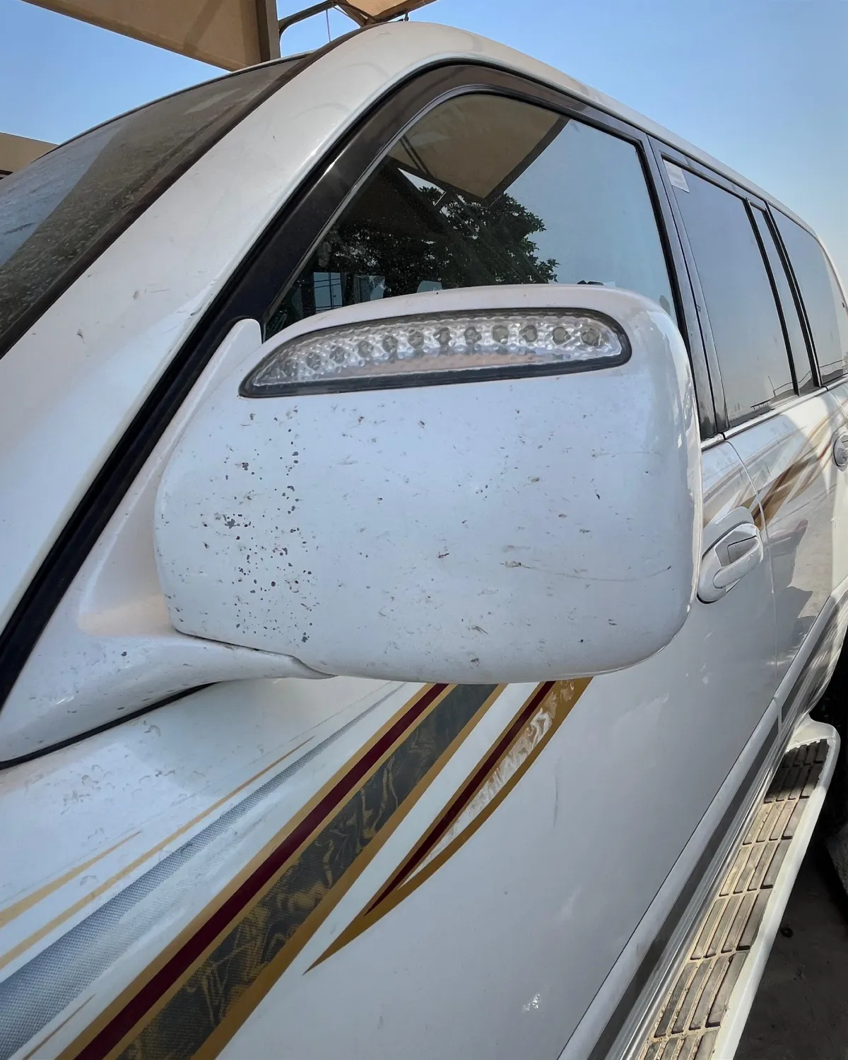 مراية جانبية (يسار) مع إشارة