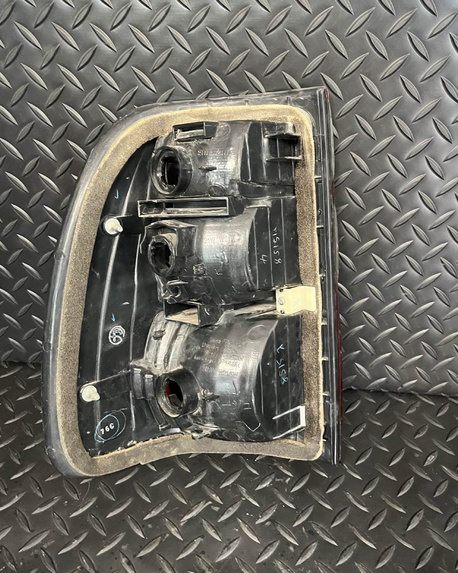 إصطب ركن خلفي( يمين)