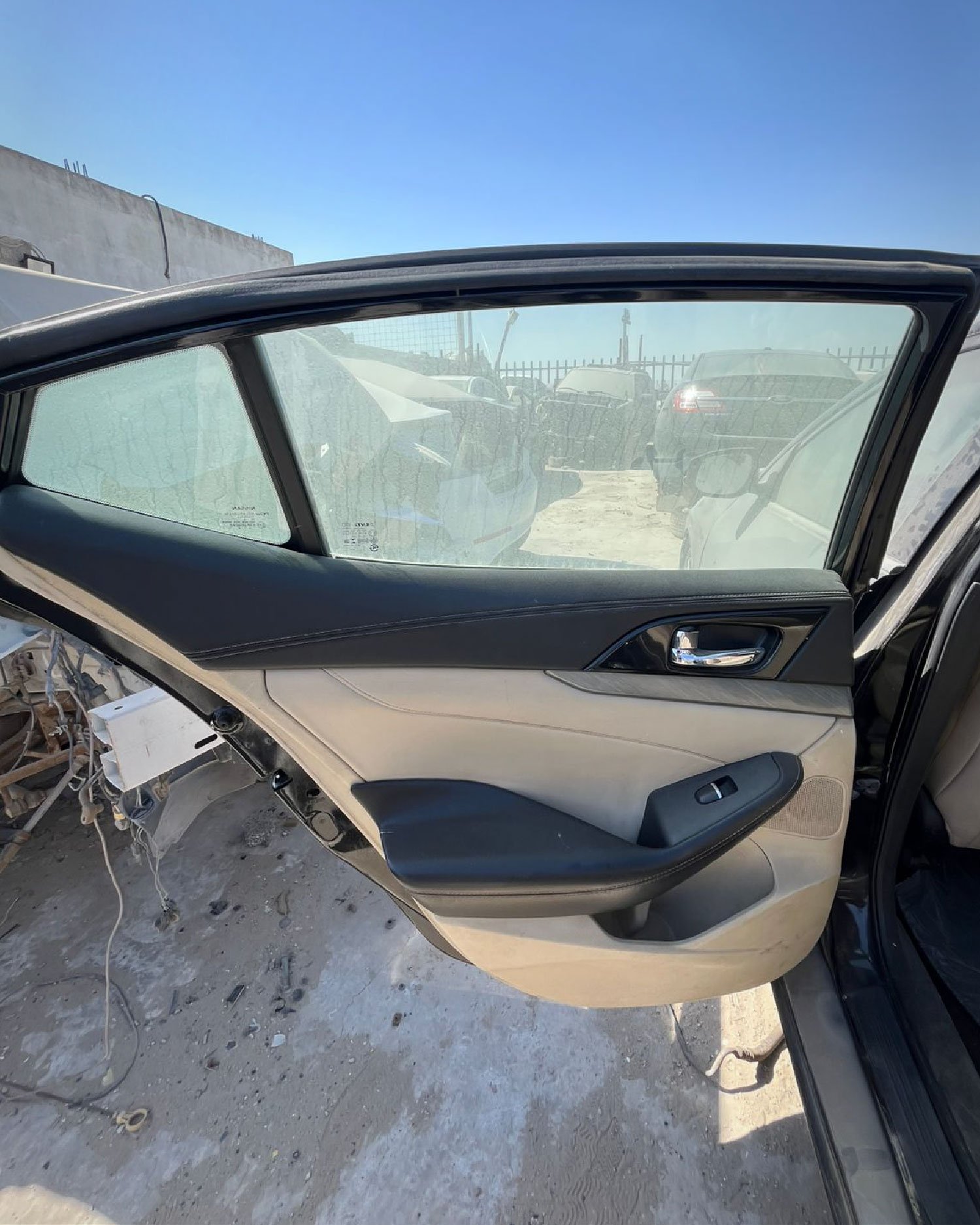 ديكور باب خلفي (جهة السائق)