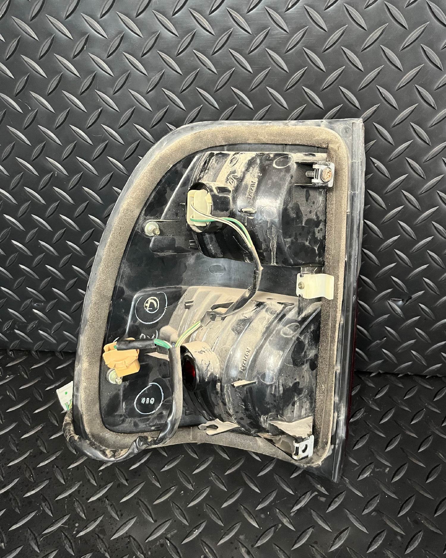 إصطب ركن خلفي (يمين)